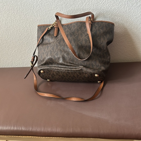 Michael Kors signature bag with outer and inner pockets, good condition - Picture 2 of 5